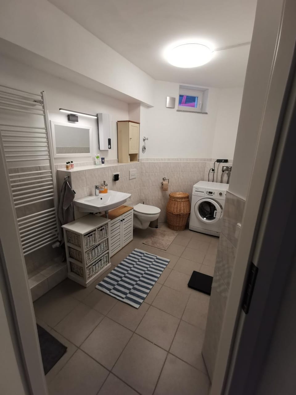 Toilet, Bathroom, towels, washing machine