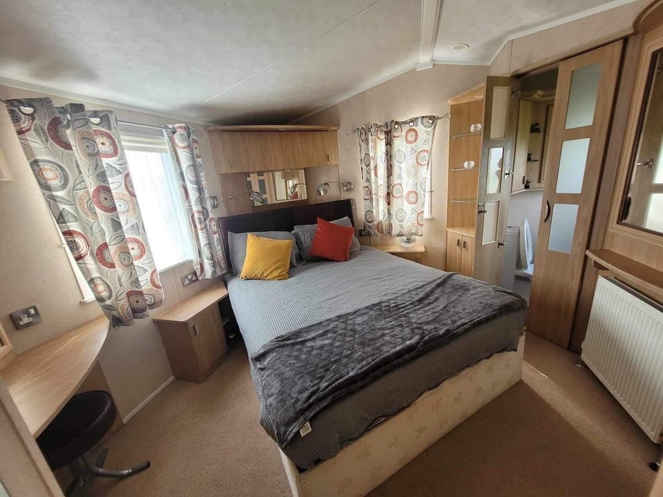 Meadow Lakes 76 - sleeps 6 with a bath - Golden Palm Resort - Meadow Lakes Caravan & Lodge Hire Apartment in Chapel Saint Leonards