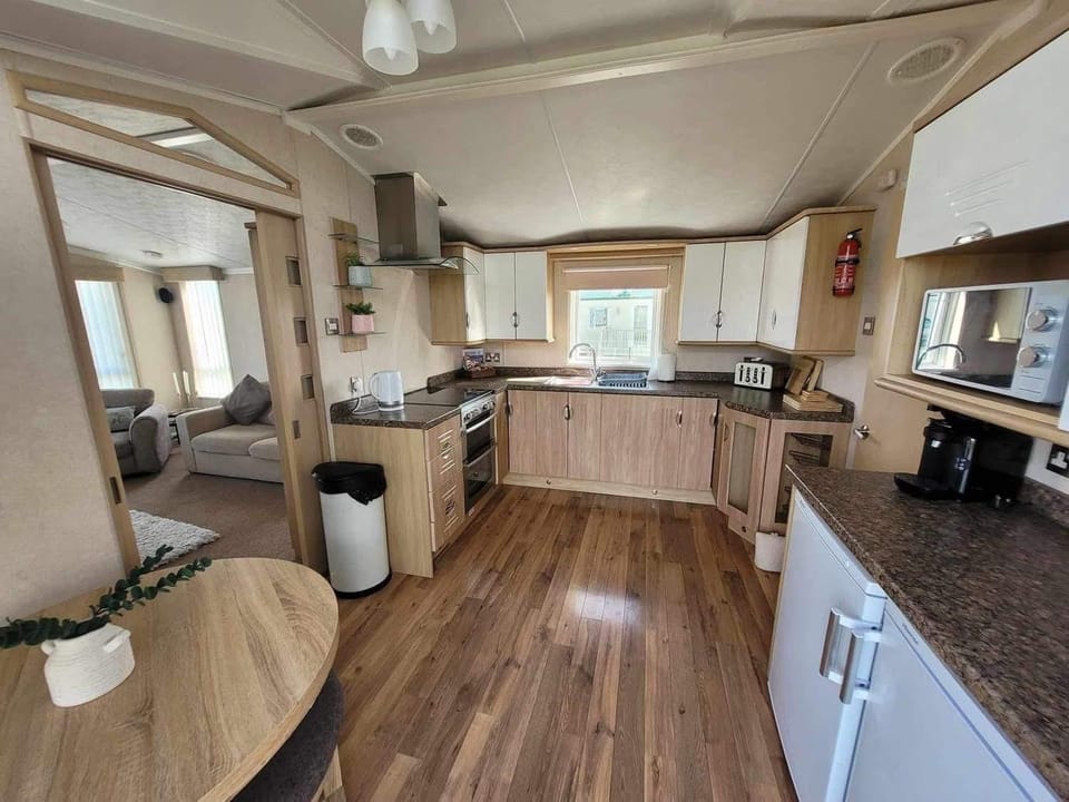 Meadow Lakes 76 - sleeps 6 with a bath - Golden Palm Resort - Meadow Lakes Caravan & Lodge Hire Apartment in Chapel Saint Leonards