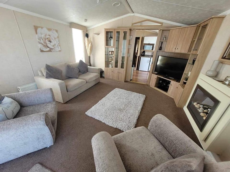 Meadow Lakes 76 - sleeps 6 with a bath - Golden Palm Resort - Meadow Lakes Caravan & Lodge Hire Apartment in Chapel Saint Leonards