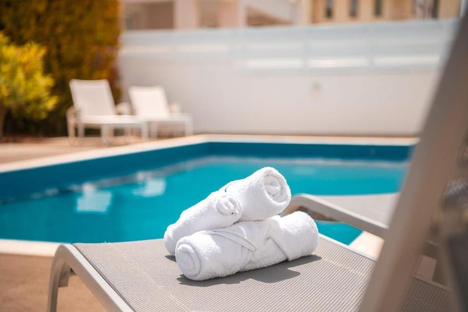 Day, Swimming pool