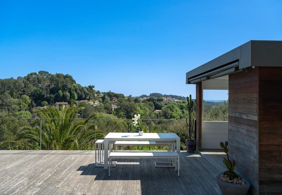 Grande Villa proche Sophia avec magnifique vue mer Villa in Villeneuve-Loubet