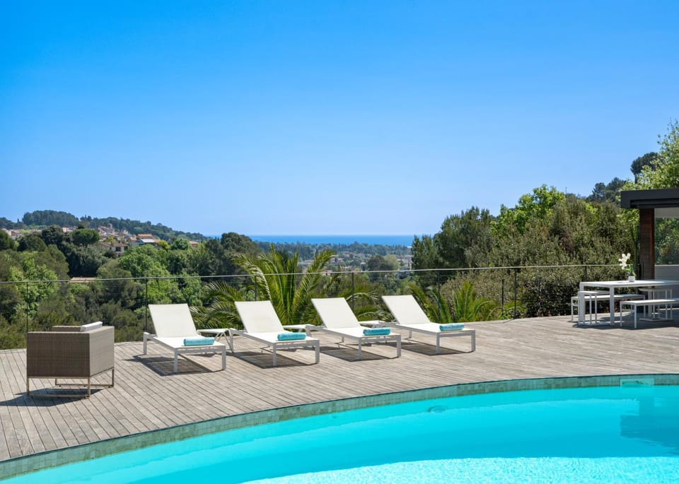 Grande Villa proche Sophia avec magnifique vue mer Villa in Villeneuve-Loubet