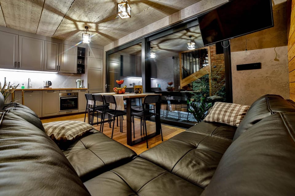 TV and multimedia, Kitchen or kitchenette, Living room, Seating area, Dining area