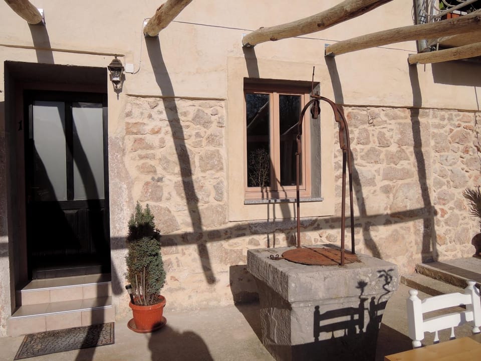Facade/entrance, Spring, Balcony/Terrace