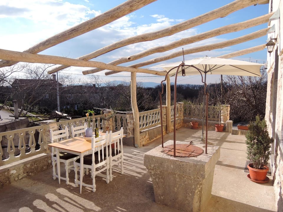 Facade/entrance, Spring, View (from property/room), Balcony/Terrace