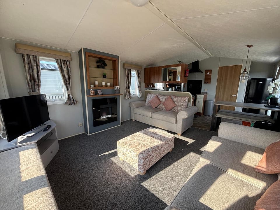 Sunnymede - B8 on Fantasy Island caravan with hot tub, WiFi, pet friendly - Meadow Lakes Caravan & Lodge Hire Apartment in Ingoldmells