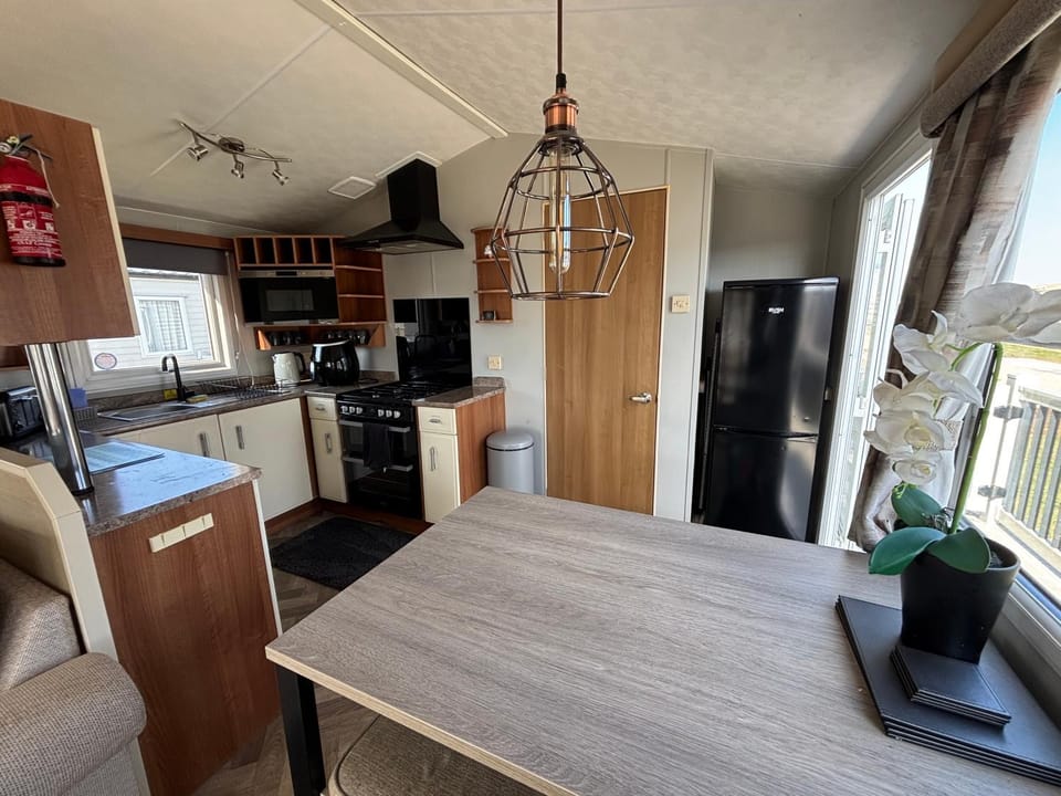 Sunnymede - B8 on Fantasy Island caravan with hot tub, WiFi, pet friendly - Meadow Lakes Caravan & Lodge Hire Apartment in Ingoldmells