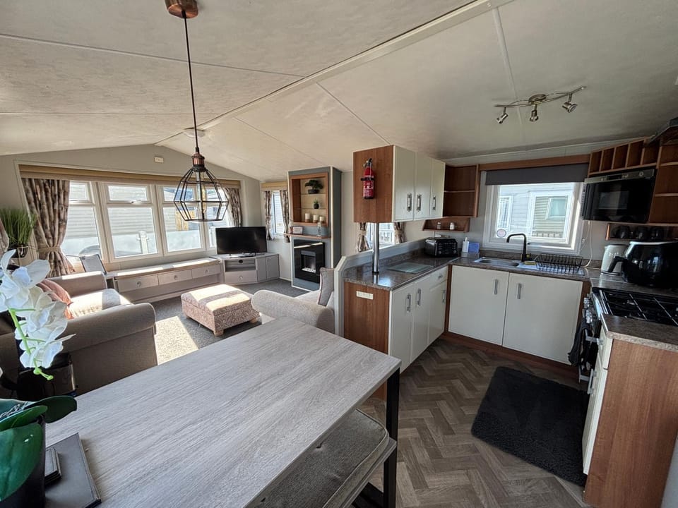 Sunnymede - B8 on Fantasy Island caravan with hot tub, WiFi, pet friendly - Meadow Lakes Caravan & Lodge Hire Apartment in Ingoldmells