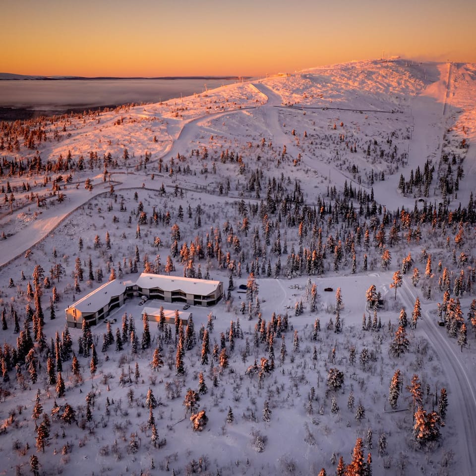 Property building, Day, Neighbourhood, Natural landscape, Winter, Skiing, Parking