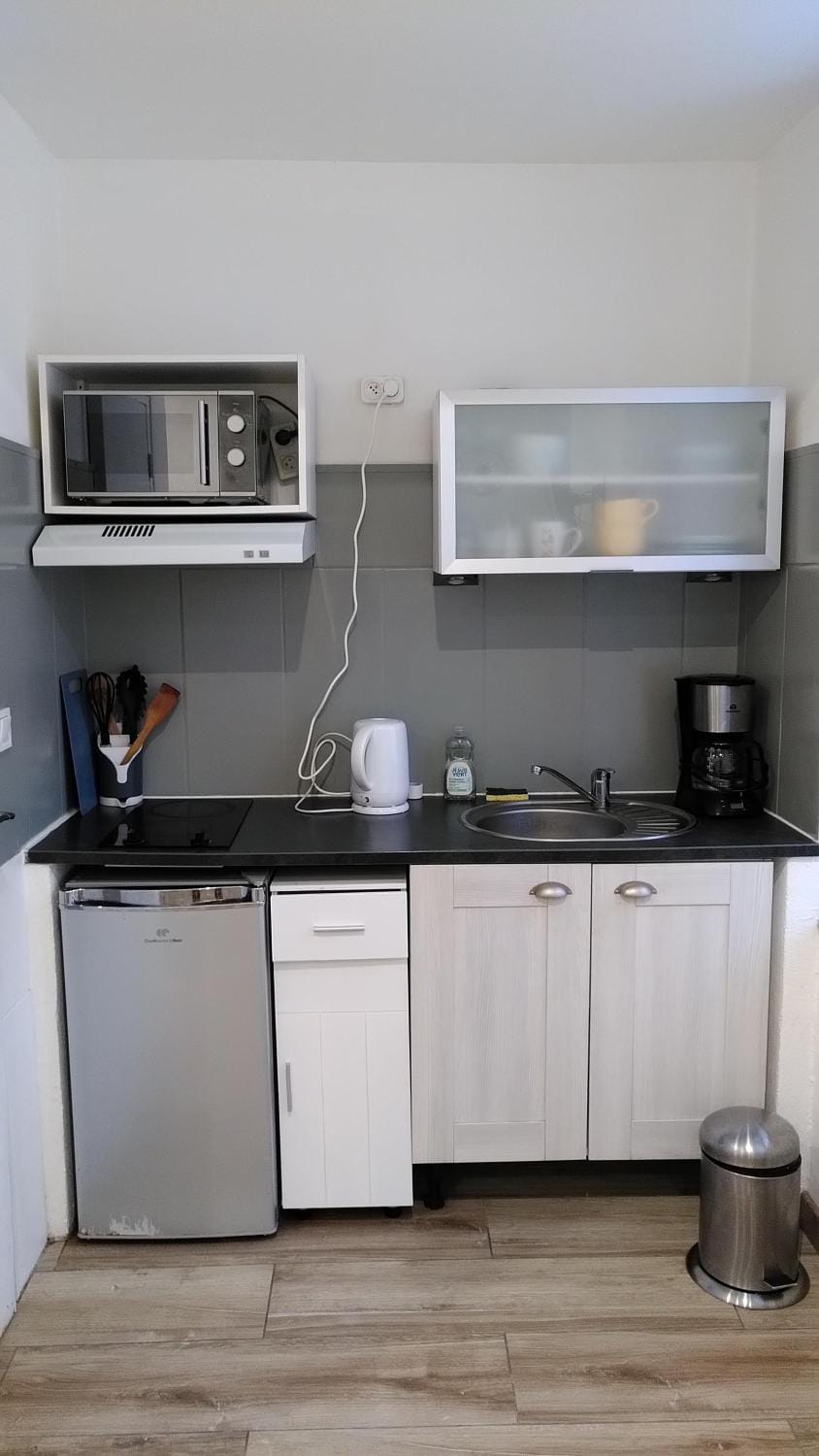 Coffee/tea facilities, Kitchen or kitchenette, stove