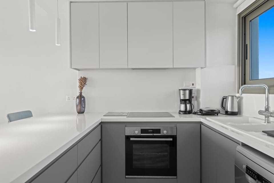 Coffee/tea facilities, Kitchen or kitchenette, dishwasher, stove, toaster