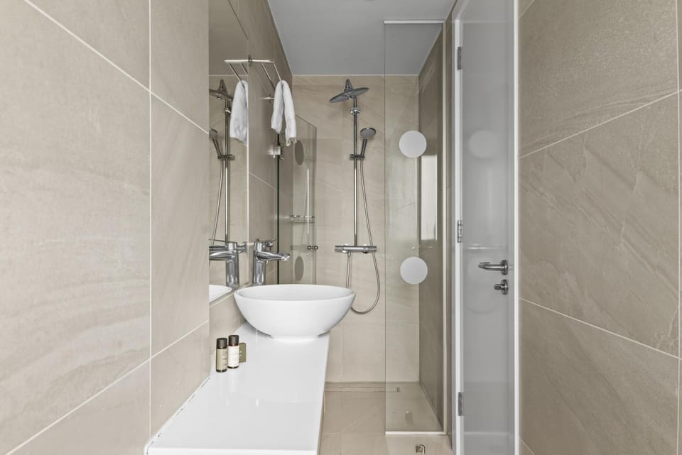Shower, Toilet, Bathroom, towels