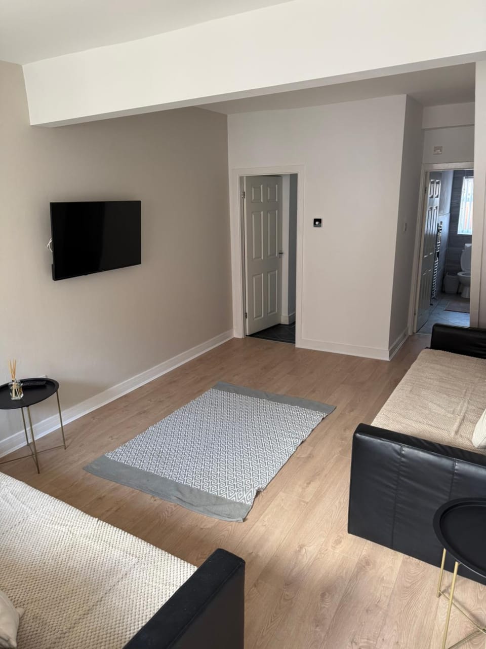 Two bedroom house free parking Apartment in Liverpool