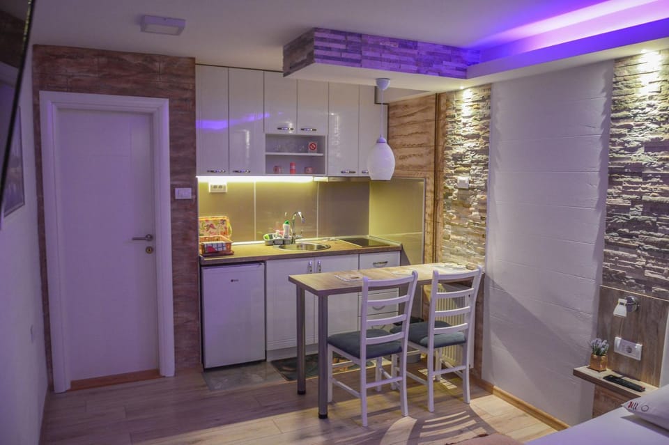 Kitchen or kitchenette, Dining area