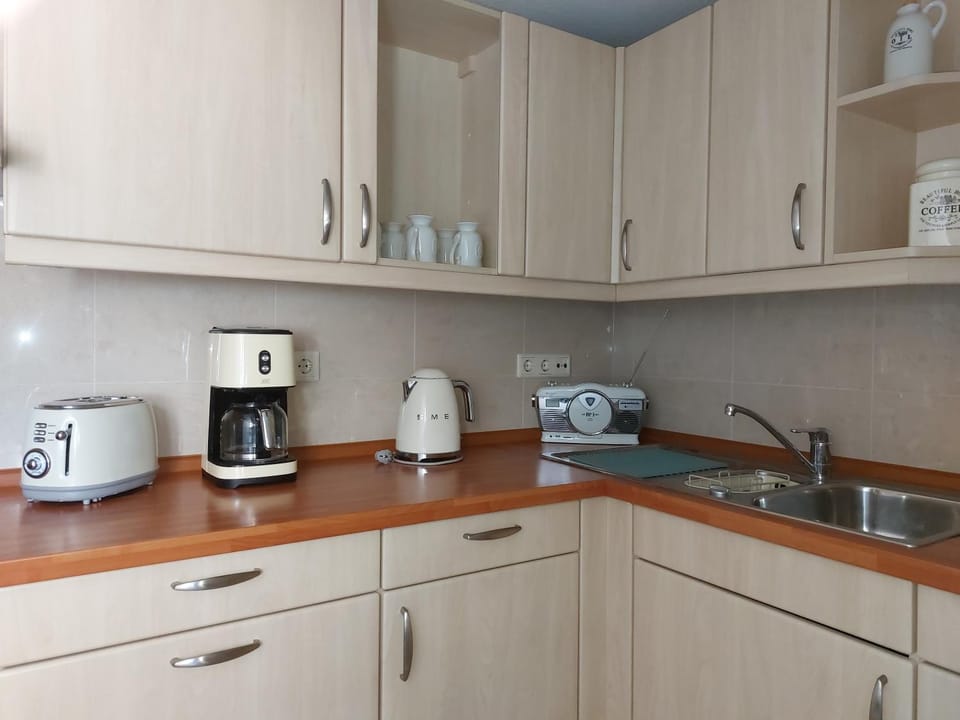 Coffee/tea facilities, stove, toaster