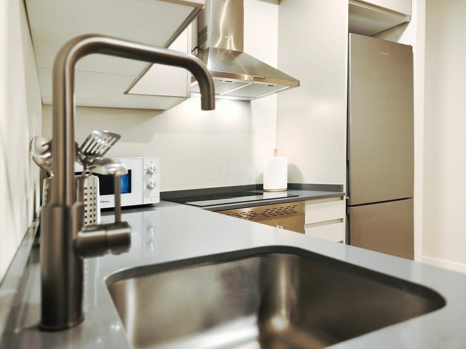 Kitchen or kitchenette, dishwasher, oven