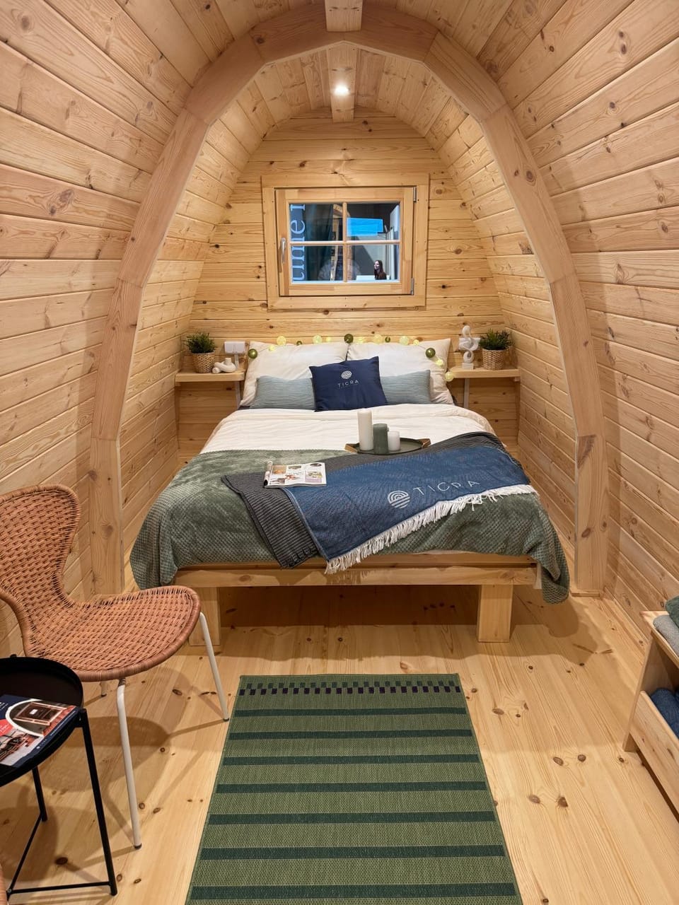 Bed, Living room, Photo of the whole room, Bedroom