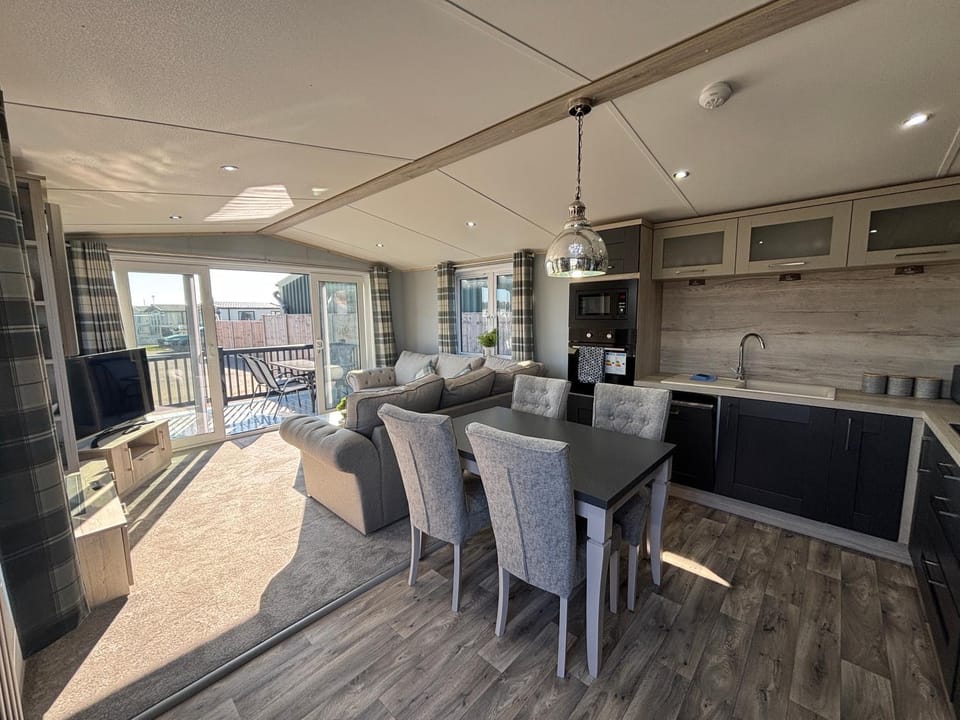 Golden Palm Resort - Palm Grove Lodge 1, hot tub, WiFi & pet friendly - Meadow Lakes Caravan & Lodge Hire Apartment in Chapel Saint Leonards