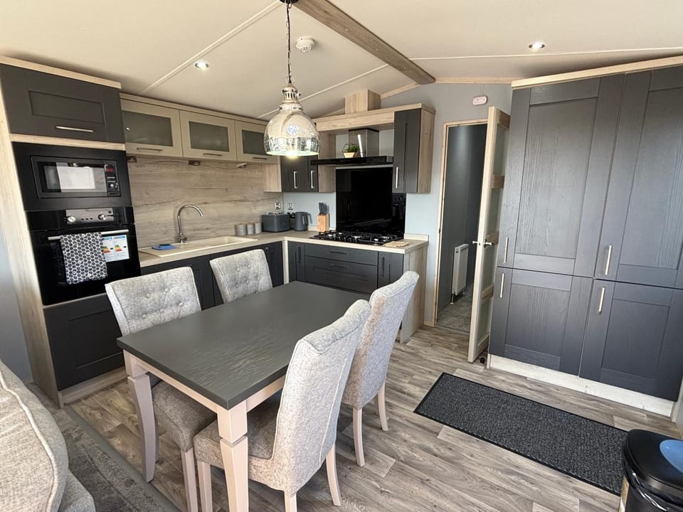 Golden Palm Resort - Palm Grove Lodge 1, hot tub, WiFi & pet friendly - Meadow Lakes Caravan & Lodge Hire Apartment in Chapel Saint Leonards