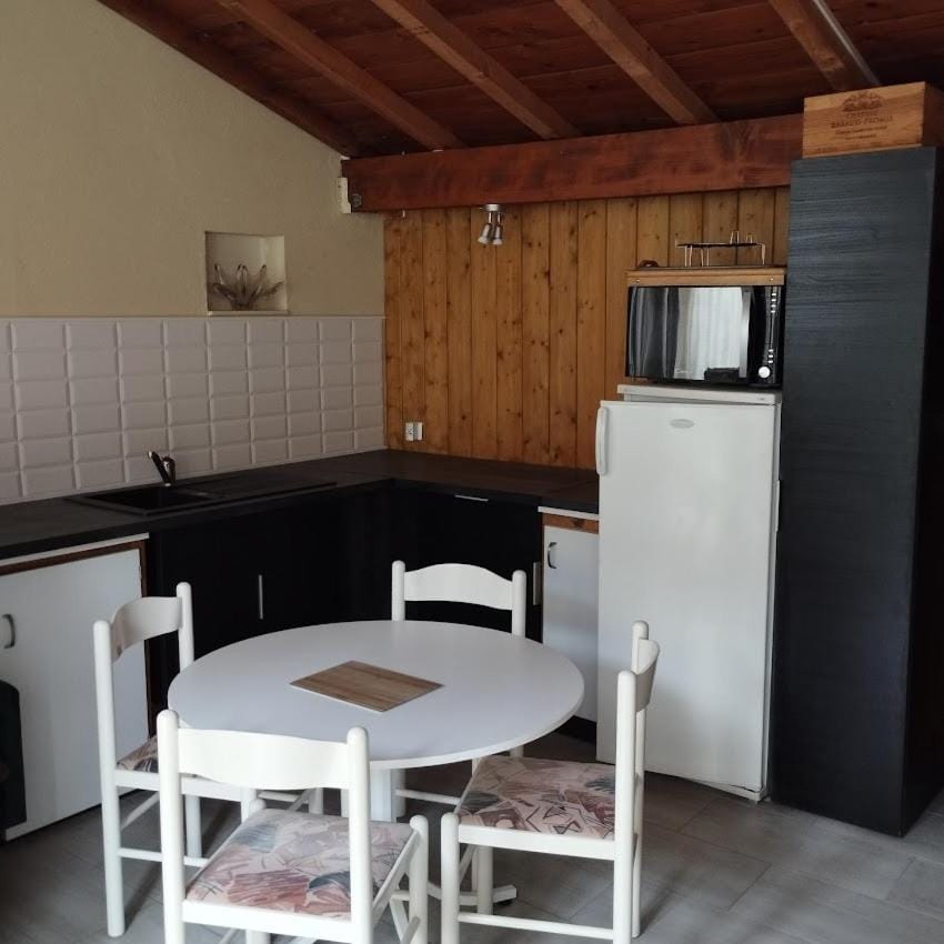 Kitchen or kitchenette, Dining area, pet friendly