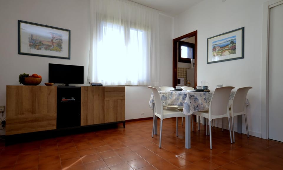 TV and multimedia, Kitchen or kitchenette, Dining area