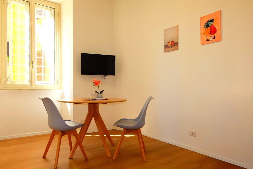 Communal lounge/ TV room, TV and multimedia, Dining area