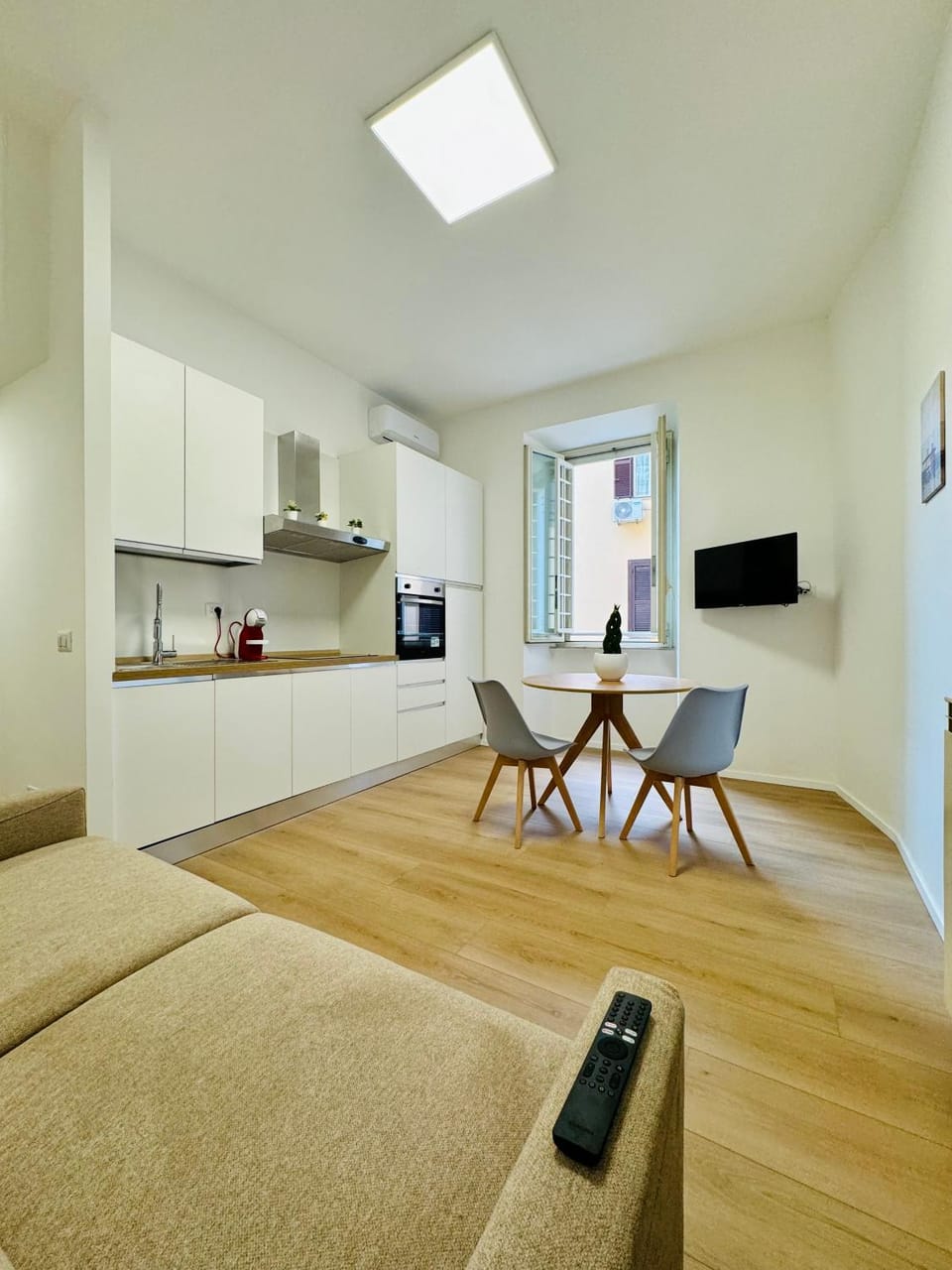 TV and multimedia, Kitchen or kitchenette, Living room, Seating area, Dining area, oven, stove