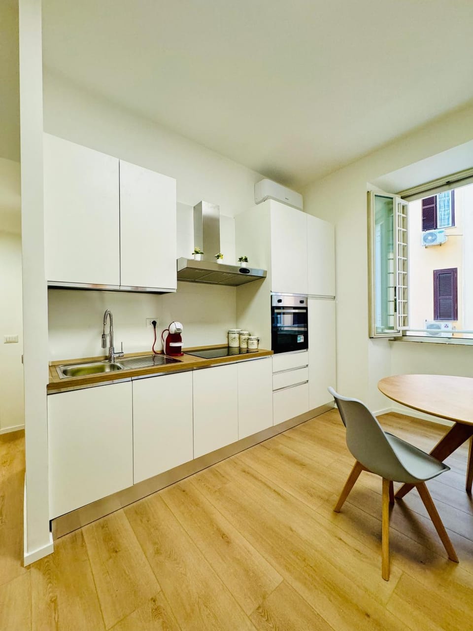 Kitchen or kitchenette, Dining area, stove