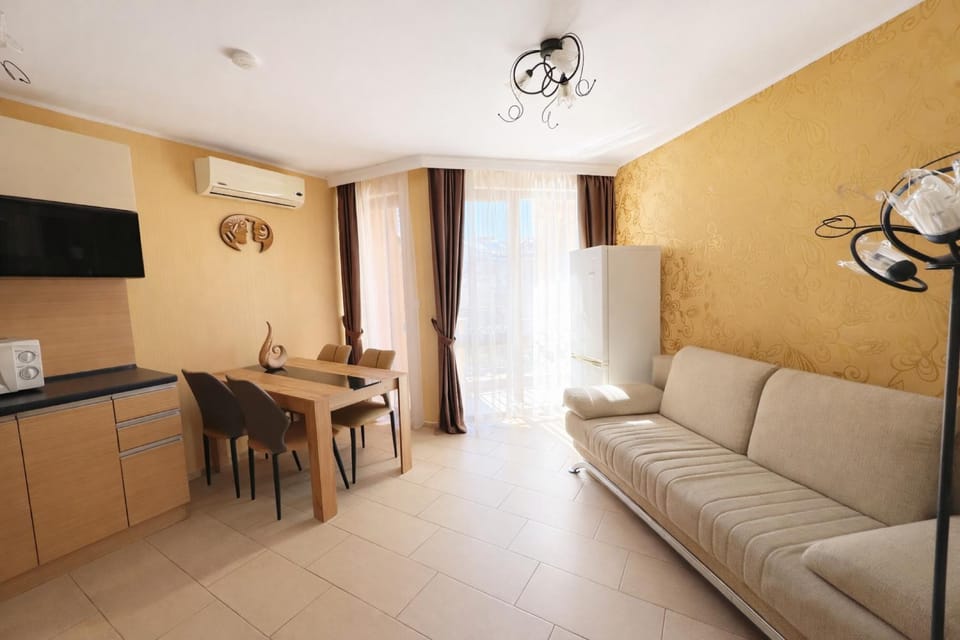 Living room, Dining area, air conditioner