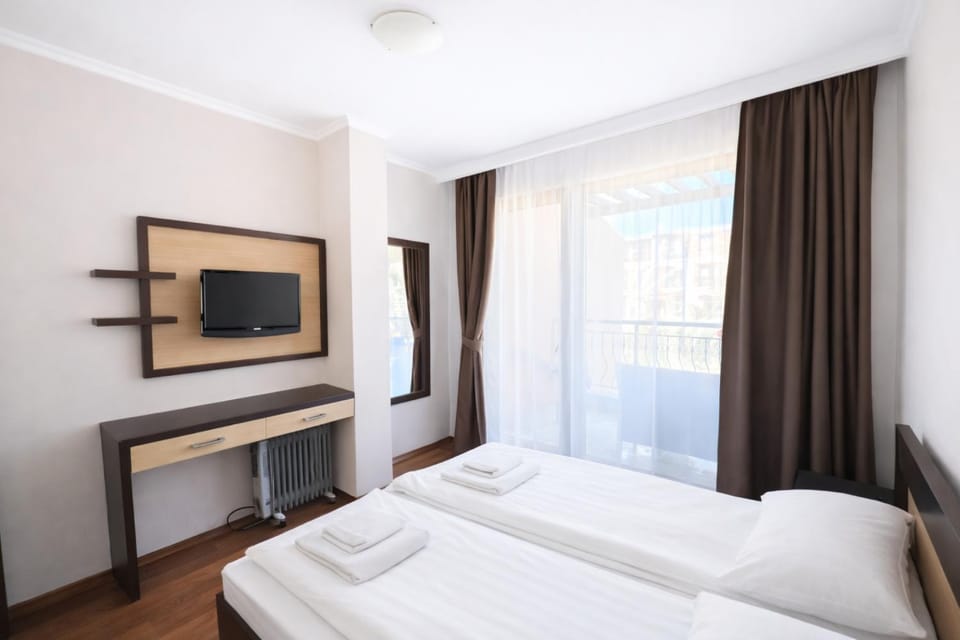 Bed, TV and multimedia, Bedroom