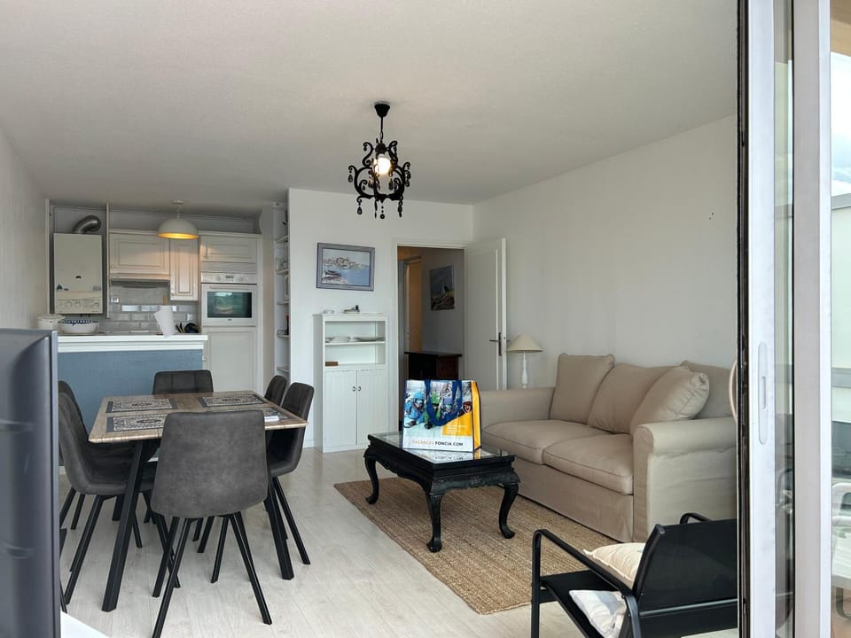 Kitchen or kitchenette, Seating area, Dining area