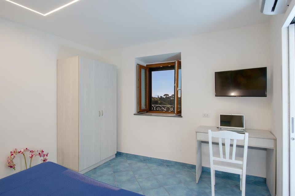 Terrace Belvedere suite- Amalfi coast - free park- Pontone -Scala Apartment in Amalfi