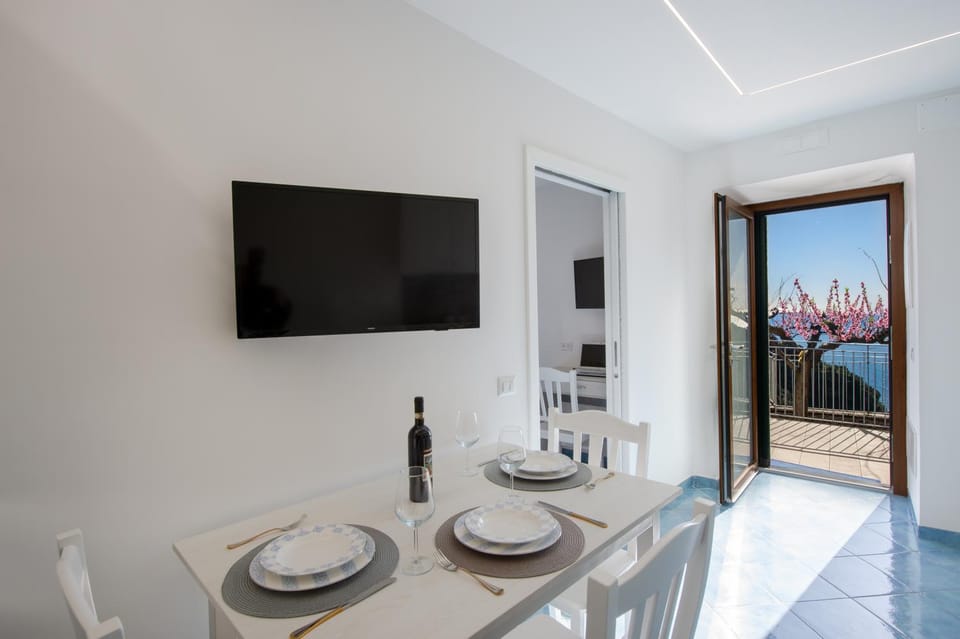Terrace Belvedere suite- Amalfi coast - free park- Pontone -Scala Apartment in Amalfi