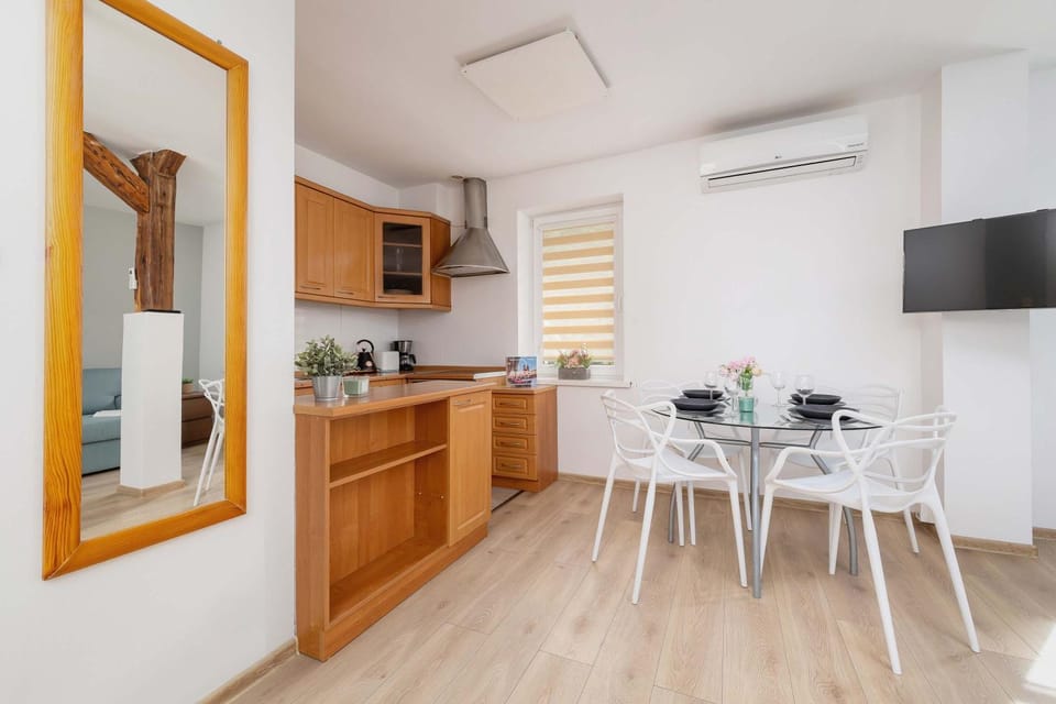 TV and multimedia, Kitchen or kitchenette, oven, stove, air conditioner