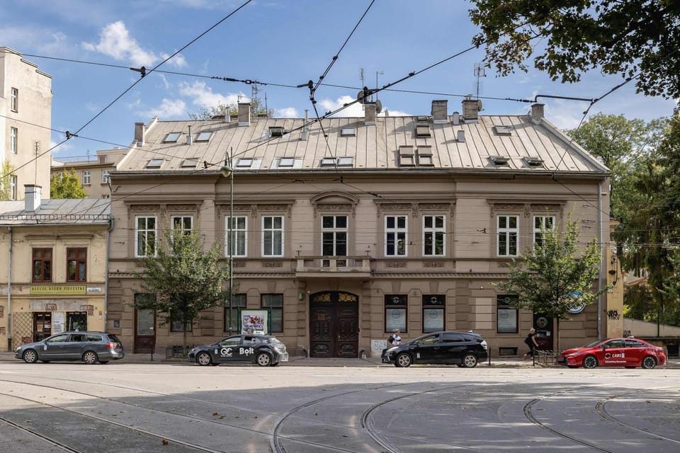 Property building, Day, Neighbourhood, Street view, Location