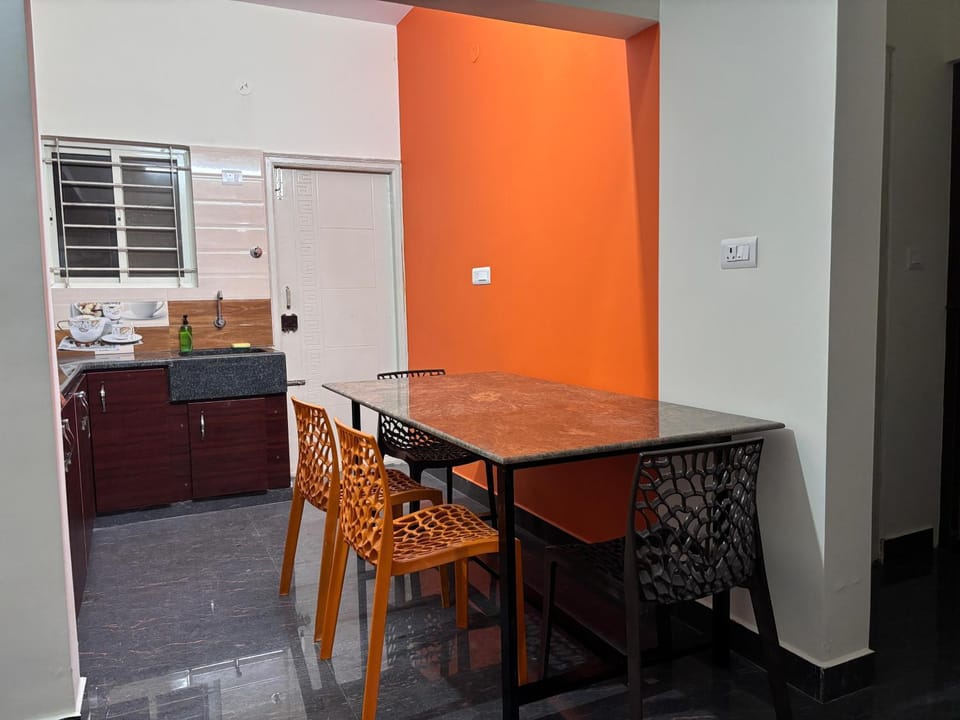 Kitchen or kitchenette, Living room, Seating area, Dining area