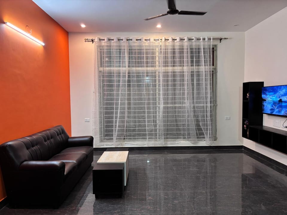 Communal lounge/ TV room, TV and multimedia, Living room, Seating area, Evening entertainment