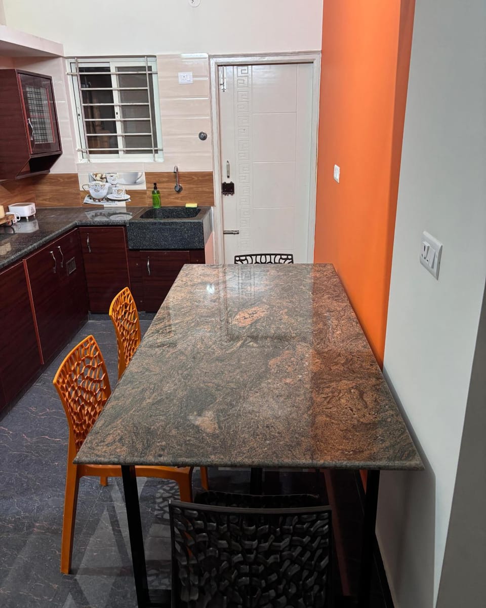 Kitchen or kitchenette, Dining area