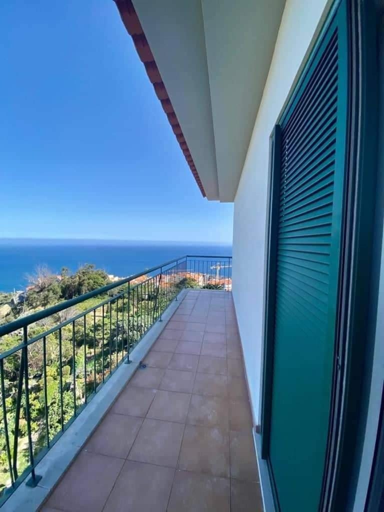 Oceanview Getaway Apartment in Caniço