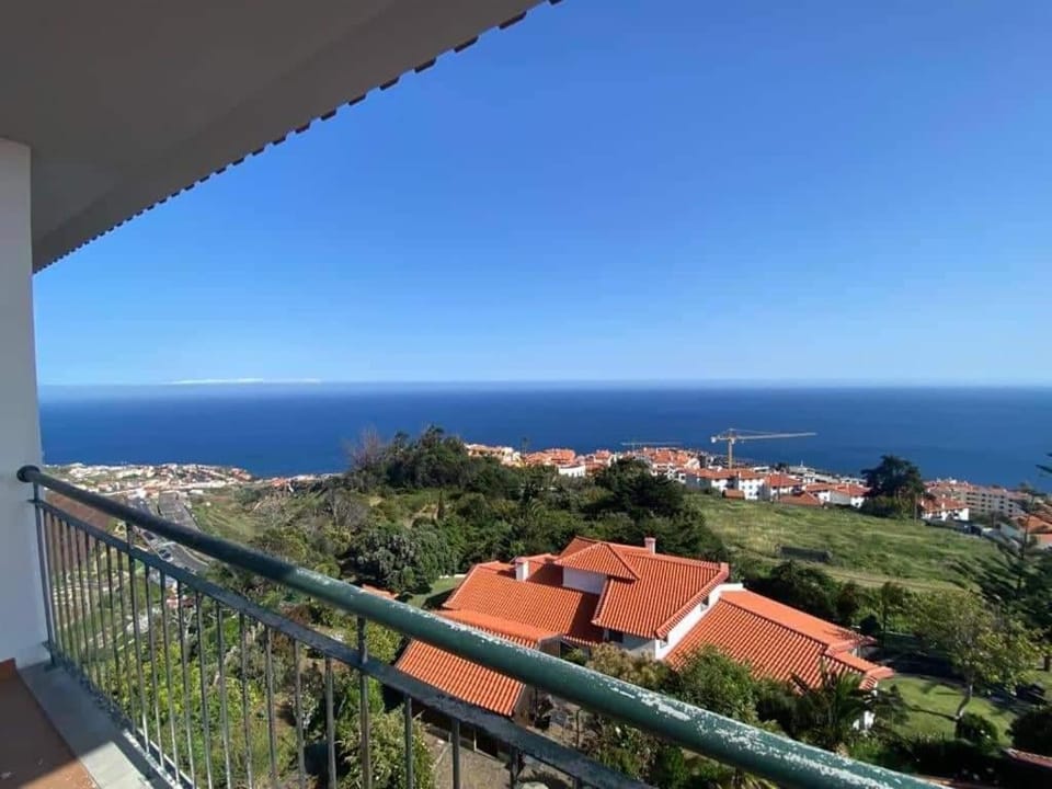 Oceanview Getaway Apartment in Caniço