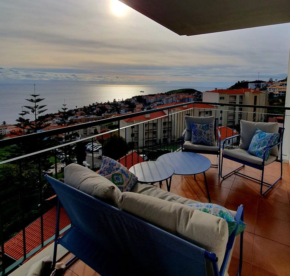 Oceanview Getaway Apartment in Caniço