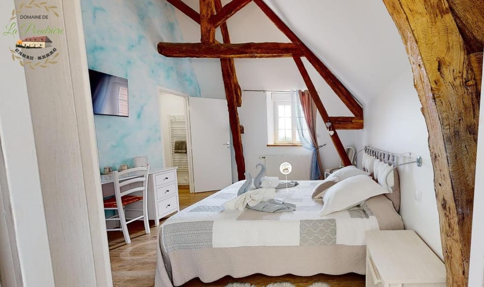 Bed, TV and multimedia, Photo of the whole room, Seating area, Bedroom