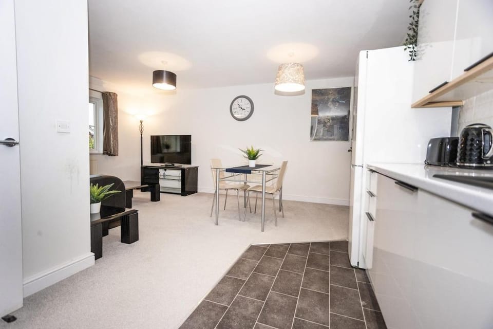 Doultons House Sleeps 5 in 2 Bedrooms Wifi Parking House in Swindon