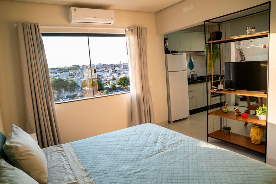 Bed, TV and multimedia, View (from property/room), Photo of the whole room, Bedroom, City view, air conditioner