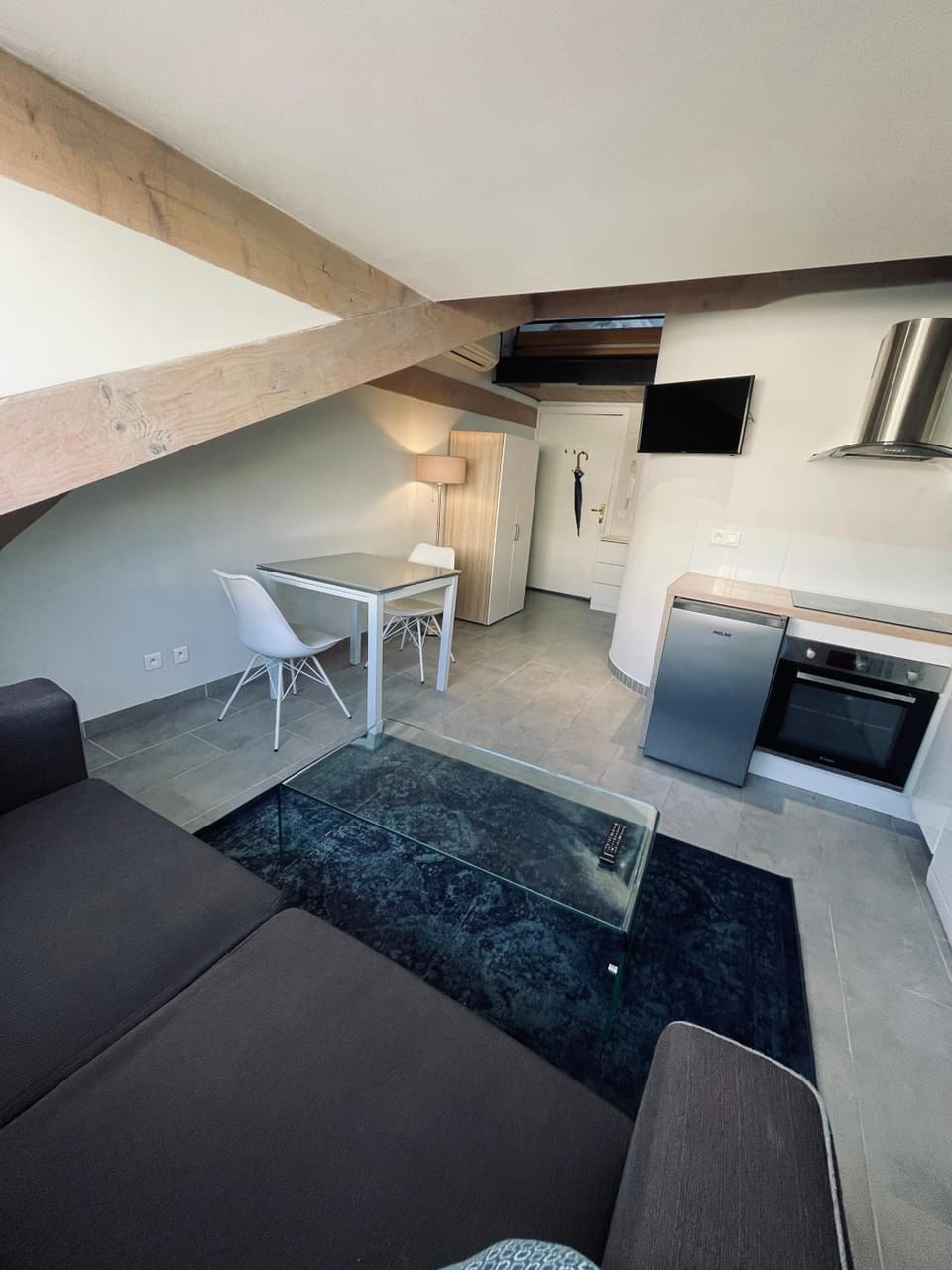 TV and multimedia, Kitchen or kitchenette, Living room, Seating area, Dining area