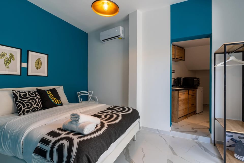 Bed, Photo of the whole room, Bedroom, wardrobe, air conditioner