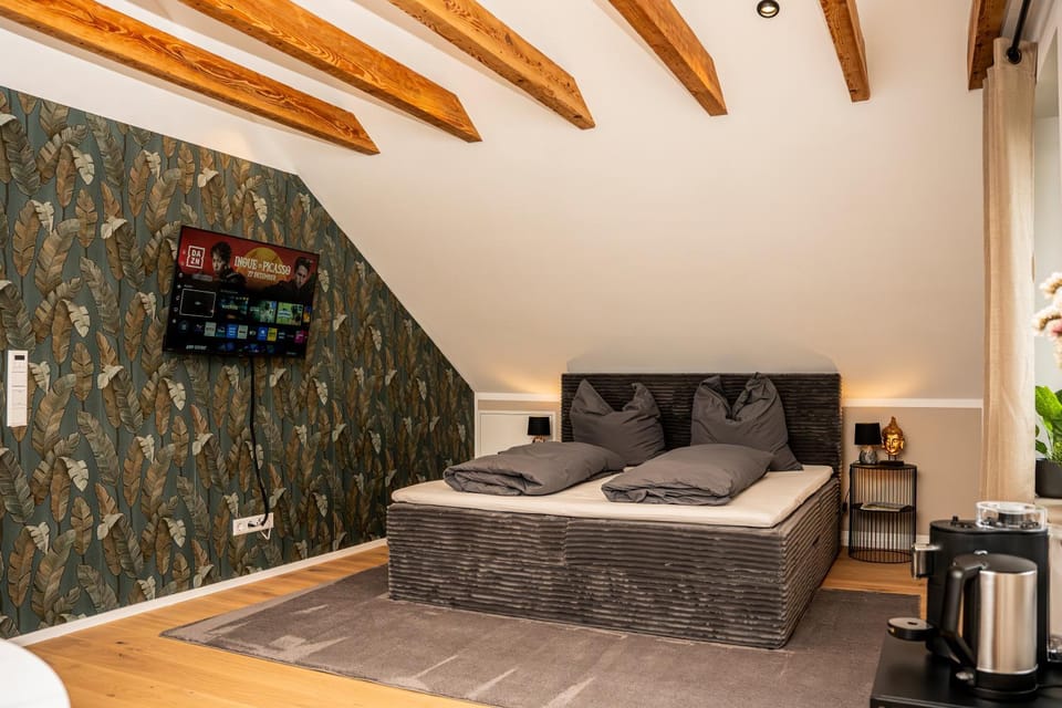 Bed, TV and multimedia, Bedroom
