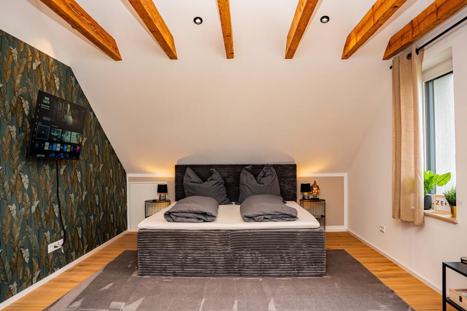 Bed, TV and multimedia, Photo of the whole room, Bedroom