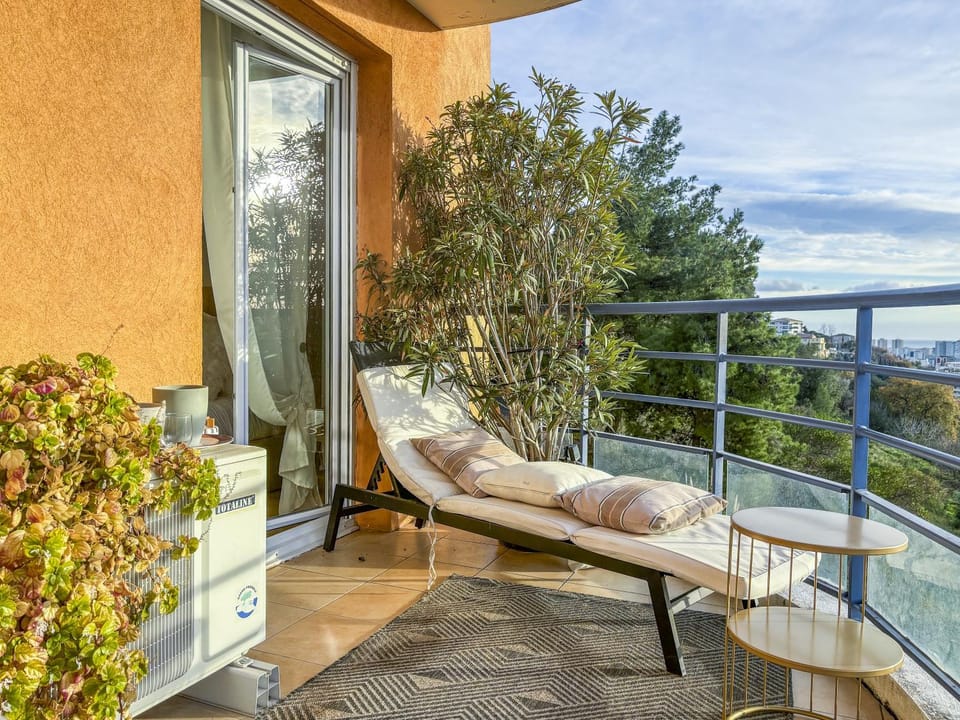 Evasion vue mer - Wifi, Piscine, Parking, 4pers Apartment in Nice